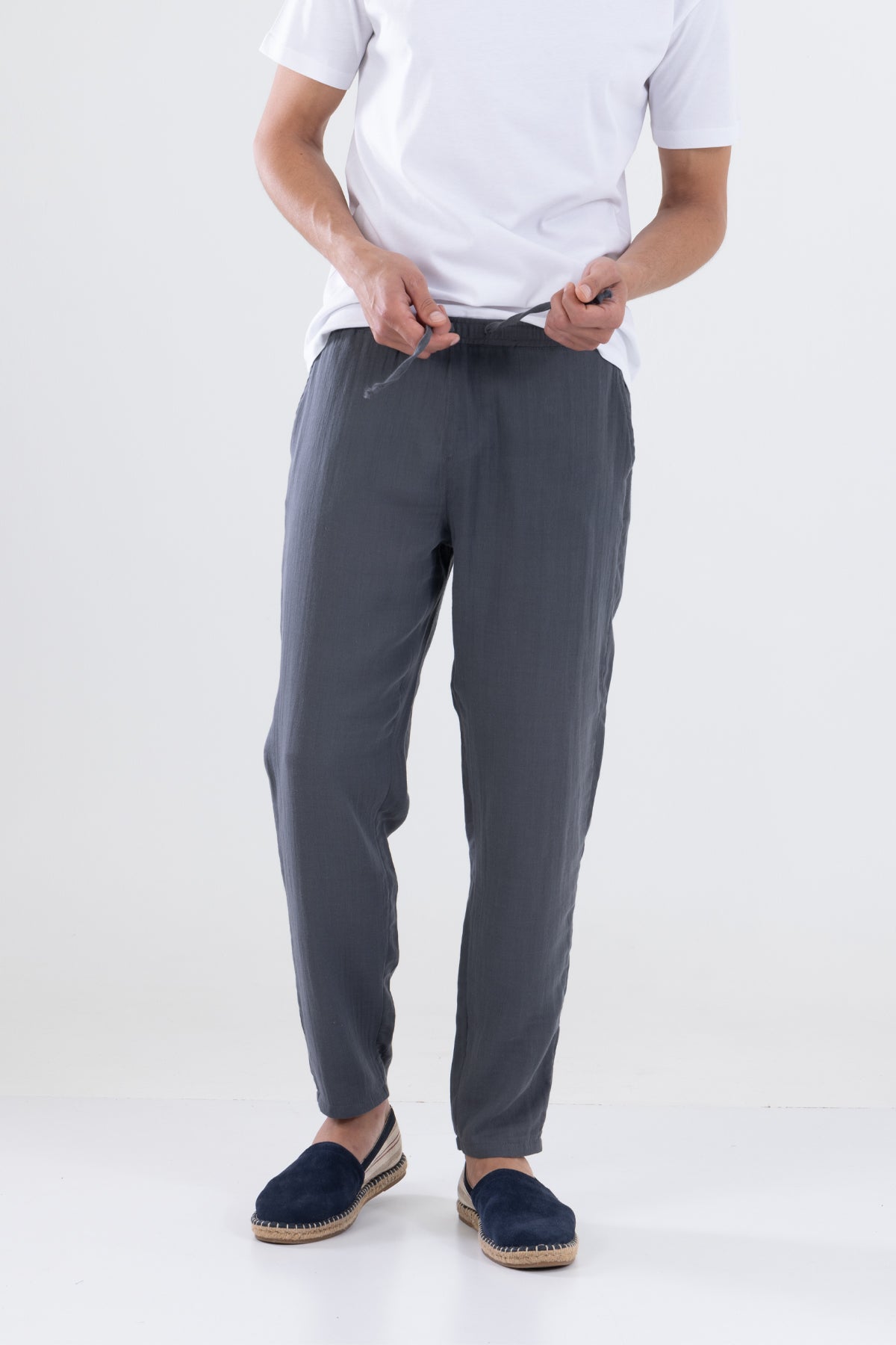 Dar Paça Beli Bağcıklı Erkek Müslin Pantolon - Füme